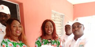Côte d’Ivoire : Lancement de la campagne du candidat Rhdp/ L’Ong Agir pour le développement de Tortiya offre 50 pièces de pagnes et 500 tee-shirts.
