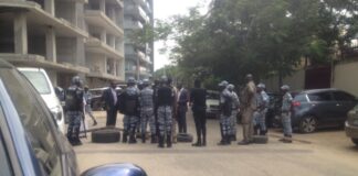 Côte d’Ivoire : La police assiège la résidence de Bédié / des généraux et des leaders politiques à l’intérieur