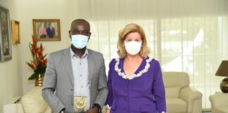 Côte d’Ivoire : EBONY 2020/ La Première Dame Dominique Ouattara échange avec le lauréat du prix sectoriel du CNS