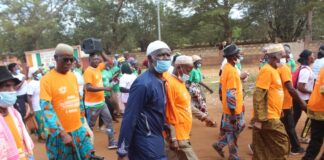 Côte d’Ivoire : 2ème jour des festivités de la JIPA 2021 dans la région du haut Sassandra/ Les personnes âgées marchent à Vavoua