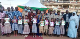 Lutte contre l’analphabétisme en Côte d’Ivoire : Yao Madeleine (conseillère technique du ministre de l’économie et des finances ) offre des manuels scolaires aux élèves de Bouaké.