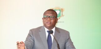 Côte d’Ivoire : Sexualité /Le gouvernement dément et précise :« Il n’a jamais été question d’une quelconque officialisation de l’homosexualité`, affirme « Il n’a jamais été question d’une quelconque officialisation et d’une légalisation de l’homosexualité. Dans le Code pénal, lorsque, il y a un mois, le représentant du gouvernement présentait le texte et que certains députés se sont offusqués du bout de phrase « orientation sexuelle. », a déclaré Amadou Coulibaly, porte-parole du gouvernement à l’issue du Conseil des ministres présidé par le chef de l’Etat Alassane Ouattara ce mercredi 1er décembre 2021, au Palais présidentiel d’Abidjan-Plateau de Côte d’Ivoire. Selon le porte-parole du gouvernement, il a été retiré aussitôt et le texte a été adopté en commission, sans ce bout de phrase. »C’est un débat qui est clos depuis un mois (…) La preuve, le texte a été adopté à l’unanimité par les députés. » a-t-il précisé. A LIRE – En Côte d’Ivoire, « il n’a jamais été question d’une légalisation de l’homosexualité« À en croire le ministre Amadou Coulibaly, »c’est la preuve qu’on a créé artificiellement ce débat dans le corps social, mais dans les faits, il n’en était rien. » Il a en outre rappelé qu’en Côte d’Ivoire la loi sur le mariage est suffisamment claire. »Dans cette loi, le mariage, c’est entre un homme et une femme » a-t-il tranché. Pour rappel, les députés ont adopté unanimement le projet de loi portant modification du Code pénal ivoirien en séance plénière le mardi 30 novembre 2021 à Abidjan. Cyprien K.