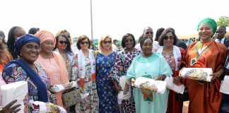 Côte d’Ivoire : Fête des mères à Kouto/ La Première Dame Dominique Ouattara offre des dons de 375 millions F CFA aux femmes de la Bagoué