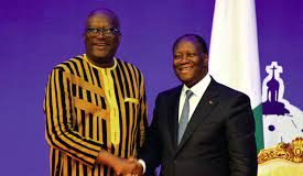 Côte d’Ivoire : En partance à Doubaï pour raison médicale/ L’ex-Président du Faso Roch Marc Kaboré a échangé avec le Président Ouattara à Abidjan