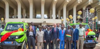Côte d’Ivoire : L’Ambassadeur d’Allemagne remet deux véhicules électriques à la coopérative SOCOPROCY de Yamoussoukro.