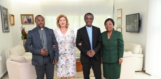 Côte d’Ivoire ; Le Curé-Père Norbert-Eric Abekan et le Père Agnero chez la Première Dame Dominique Ouattara
