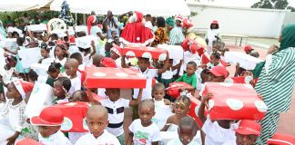 Côte d’Ivoire : Arbre de Noël / Les enfants du Groupe Scolaire d’Excellence Children Of Africa d’Abobo comblés de cadeaux
