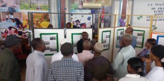 Unite.ci : L’amphithéâtre C du campus 2 de l’université Alassane Ouattara a servi de cadre pour l’ouverture d’une exposition photo sur l’histoire du train. Cette exposition de trois jours s’articule autour du thème » Le train d’Abidjan à Ouaga 1898-1958″ et a été ouverte, le jeudi 24 novembre 2022 en présence des membres de l’association des cheminots à la retraite, du Dr Loudougnon Elvine, représentante de l’association images et mémoires en Côte d’Ivoire et d’une centaine d’étudiants. Exposés dans la rotonde de American corner, cinquante-deux panneaux retrace l’histoire de l’infrastructure du chemin de fer, de sa mise en place d’Abidjan à Ouagadougou. À cet effet, Docteur Ouattara Brahima, Commissaire général de l’exposition, en collaboration avec l’Association culturelle française Images & Mémoires, le Laboratoire de Recherches en Sciences Historiques (LARSHI) du département d’histoire de l’Université Alassane Ouattara, maître d’œuvre de cette exposition, veulent faire revivre à travers 50 ans d’histoire (1898-1950), le passage du Train d’Abidjan à Ouagadougou. L’enjeu qui se dégage autour de cette exposition est d’analyser, par la magie des images, la question de l’impact de ce mode de transport sur l’environnement socioculturel et économique de Bouaké et des localités environnantes. Aussi, les images du train à découvrir, selon lui, touchent plusieurs compartiments de la mémoire collective ivoirienne et même burkinabé. Pour sa part, le professeur titulaire Bekoin Raphaël, Directeur du le Laboratoire de Recherches en Sciences Historiques (LARSHI) a souligné que ces photos retracent l’histoire du train et son impact :« On ne saurait faire de l’histoire sans images. Pour initier nos étudiants à connaître l’histoire, à écrire l’histoire à partir des images, on s’est servi de cette exposition comme moyens, pour non seulement visualiser le passé, mais voir comment les éléments iconographiques peuvent permettre de restituer le passé. Le train est un élément important dans le développement de la Côte d’Ivoire. Dans les centres urbains traversés par le train, la présence des rails a permis un véritable brassage des populations. Le train suscite également beaucoup de souvenirs. Certes il y a eu des routes comme éléments de communication dans le passé de la Côte d’Ivoire, mais, elles n’ont pas eu les mêmes portées que les rails » a t-il indiqué. Stéphane Kouakou