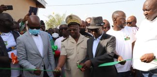 Côte d’Ivoire: Journée mondiale des toilettes/ Le ministre Bouaké Fofana explique l’importance de l’utilisation des toilettes aux populations de Mankono.