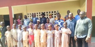Côte d’Ivoire : promotion de l’alphabétisation à Diabo/ La commission spéciale en charge du conseil régional du Gbêkê offre un bâtiment de trois classes aux populations.