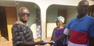 Côte d’Ivoire : Victime d’une inondation à BOUAKÉ/ Le Président de l’ UNAJCOP-CI, Ladji Abou Sanogo a reçu le réconfort du DG du Trésor public Assaohoré Konan Jacques .