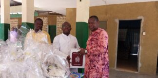 Côte d’Ivoire : Carême chrétien/ Dr Michel Noufé offre des outils de messe aux Eglises Catholiques du Bounkani