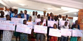 Côte d’Ivoire : Bouaké/ Les lauréats de la deuxième édition du concours de plan d’affaires du PIDUCAS reçoivent leurs chèques.