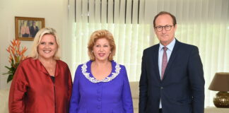 Côte d’Ivoire : Aide au développement, la diplomatie et la vie associative/ La Première Dame, Madame Dominique Ouattara échange avec les députés français Michèle Tabarot et Bruno Fuchs