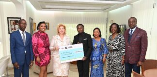 Côte d’Ivoire : Actions humanitaires/Un artiste offre un chèque de 3 millions F CFA à la 1ère Dame Dominique Ouattara
