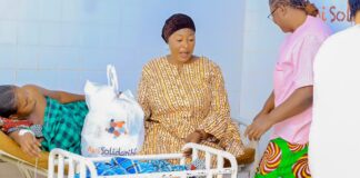 Côte d’Ivoire : Action de Solidarité dans les centres de santé de Touba/ La fondation AWI Solidarité offre des cadeaux aux nouveaux nés du nouvel an