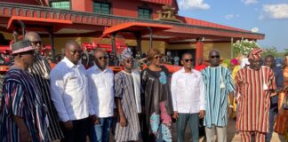 Côte d’Ivoire : Aide du Chef de l’Etat/ Nialé Kaba remet 3 traceurs au Roi de Bouna, un don du Président de la République