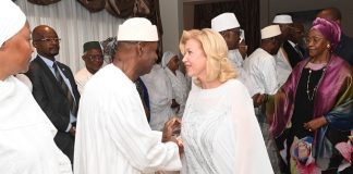 Côte d’Ivoire : Décès de Hadja Mabintou Cissé / La Première Dame, Madame Dominique Ouattara aux côtés du Grand Chancelier Ally Coulibaly et de son épouse La Première Dame, Madame Dominique Ouattara, lors d'une rencontre officielle en Côte d’Ivoire.