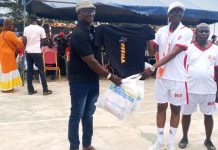Côte d’Ivoire : Don de kits aux élèves d’Assouindé/ Nando Dapa et l’UPLCI apportent leur soutien au Maire Assanvo Jean-Marc