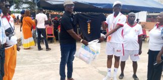 Côte d’Ivoire : Don de kits aux élèves d’Assouindé/ Nando Dapa et l’UPLCI apportent leur soutien au Maire Assanvo Jean-Marc