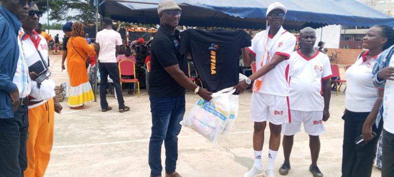 Côte d’Ivoire :  Don de kits aux élèves d’Assouindé/ Nando Dapa et l’UPLCI apportent leur soutien au Maire Assanvo Jean-Marc